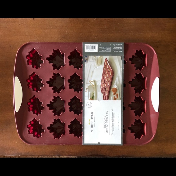 Silicone baking fall leaf mini muffin pan - Picture 3 of 4